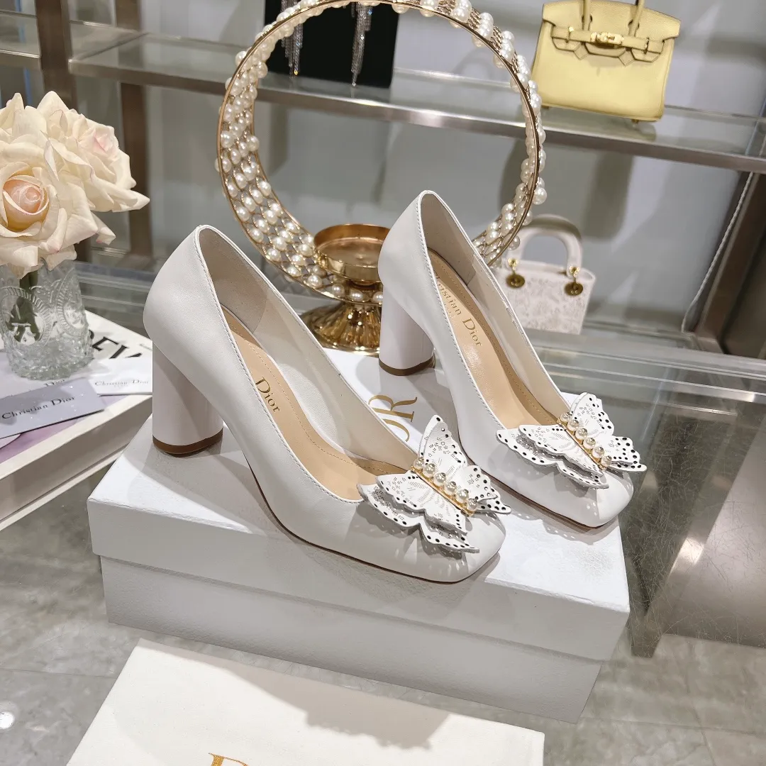👟👟Ex-factory price 560👟👟 2024 early spring new style ◼️Dior ◼️Dior spring and summer latest fashion show haute couture series sandals Bow Mary Jane ——— Ldylle retro Roman style doll women's sandals CD pearl five metal buckle bow low-heeled women's single shoes Original development top high-end version Material: imported cow patent leather upper + water-dyed sheepskin lining + original molded pearl buckle + Italian genuine leather outsole Size: 34-40 (34.40. Customization is non-refundable and non-exchangeable) Heel height: 4.5cm 8.5cm